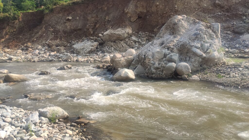 River flow_with big boulder